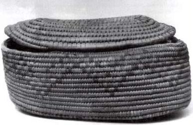 Cesta cubierta hecha de cañas partidas y fibras de palma, posiblemente del período de la dinastía XVIII de la historia egipcia