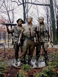 Memorial statue of three soldiers